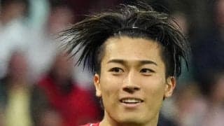 日本代表MF中村敬斗が指導者デビュー!?｢敬斗コーチだ｣｢笑顔が眩しすぎる｣S・ランスのU-9チームの子どもたちと大はしゃぎ!｢楽しそう｣｢笑顔の円陣に癒されました｣