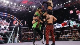 クリスマス小道具が凶器に…海外プロレス“男女混合カオス・デスマッチ”がツッコミどころ満載の展開に