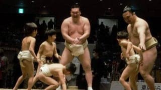 元横綱・白鵬さん「相撲の力で」　日本で考えた戦争と平和