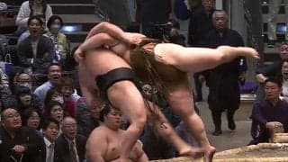 「あー、額から」立ち上がった力士の顔に実況驚き 土俵際、起死回生の“妙技”で大逆転