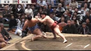勢い余った力士が親方にヒップアタック 熱戦が生んだ珍事 館内騒然の光景に元横綱・若乃花「大丈夫かな？」