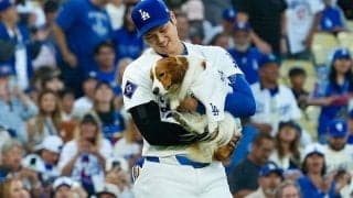 笑顔の大谷翔平に抱えられ「虚無顔」　デコピンが見せた表情…カメラ目線も「不服そう」