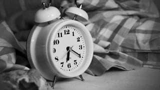 睡眠時間が少ないと太りやすくなる？！