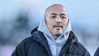 ｢すんごいコレクション｣小野伸二氏が自宅ソファでの“リラックスショット”公開！｢かっこよすぎ！｣ 計4枚の『熱狂開幕ブランケット』にお宝写真や鬼滅フィギュアも