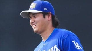 朗希登板中に…大谷翔平が“ポン”　照れるド軍同僚、起きた笑い「取っておきなさい」