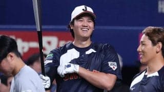 大谷翔平、フリー打撃に中日選手も熱視線　ケージ間近に座り込み…スマホ片手に“撮影会”