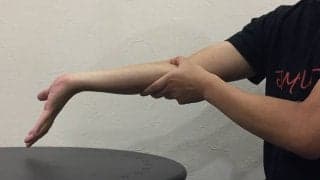 地味に効く！？PC・スマホで疲労蓄積中。スポーツトレーナーが実践「手首のストレッチ」