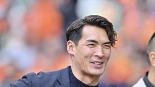 「コラボっちゃったー！w」「マテ茶仲間かわいい」いわきvs藤枝のピッチ脇で実現した“マテ茶de乾杯”ショットに反響！「いや、だから仲良しかよ」「素敵なツーショット」