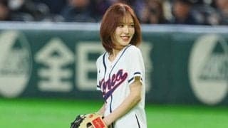 「スタイルえぐい」“世界的美女”が赤面投球　背中チラリに笑顔「かわよい」