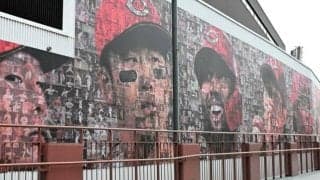 カープ小園海斗選手らのモザイクアート壁画、マツダスタジアム前に