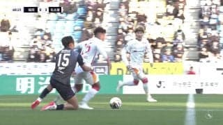 「バケモン過ぎる」名古屋FW、相手DFを引きずりながら走る衝撃のゴリゴリ“重戦車”ドリブル！「体幹鬼だろ」「辻岡膝移動してるやん」