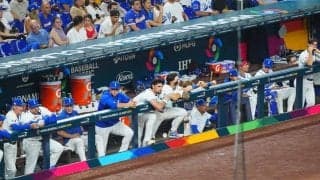 イタリアナインは呆然　ベンチで動けず、目には光るものも…最後はファンの声援に応え、ハグ