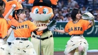 巨人ユニでスカートひらり…人気美女が“豪快足上げ”　東京D騒然、快投に拍手喝采