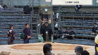 「すごいワンピ」「グッズすご」大相撲、朝一番から熱烈女性ファンの後ろ姿 “整った”応援スタイルに驚嘆の声
