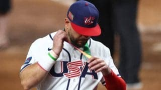 【WBC2026】本塁打王シュワーバー、アメリカ無念の決勝敗退で“銀メダル”授与直後に外す　同点アーチのハーパーは相手ナインと握手