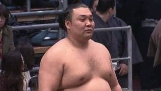 「顔が隠れてるw」霧島を祝福した“規格外”の物体 巨大すぎる副賞に「また隈二郎w」「これ食えるんか」ファンがざわつき