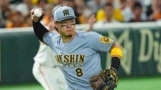「どんな体勢で…」　佐藤輝明の超絶美技に騒然…虎党感動「本当にうまくなった」
