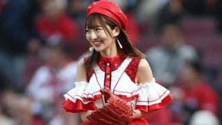 元アイドルが赤ドレスで“大暴投”　マウンドでペコリ→豪快な一投…可憐な姿に拍手喝采