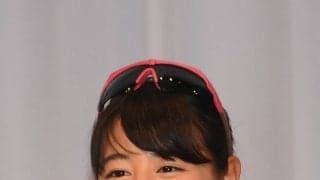 元「新ビーチの妖精」坂口佳穂、桜とリンクコーデのピンクシャツ姿披露　夫とのツーショットも