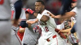 「拳を振り回して殴り合うほどの乱闘に…」頭部付近への暴投が発端、右腕の挑発に激高　菊池雄星の先発試合で壮絶な事態に