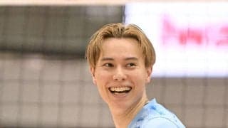 【バレー】高橋藍、溺愛する愛犬と桜バックに散歩中の“絵になる”ショット披露