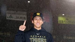 【阪神】プロ初勝利の茨木秀俊がウイニングボールをゲット「やっぱり両親に渡したいな」