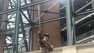 イチロー氏の銅像お披露目「何が起こるか分からない、生きていると」バットが折れるハプニングも