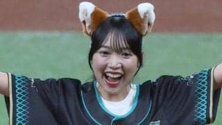 北海道に降臨した“きつね美女”　赤スカートひらり…届けた豪快投球にファン虜