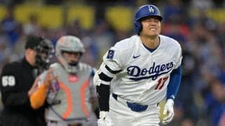 右肩肩甲骨付近に死球の大谷翔平、トレーナーとベンチ裏へ　投手コーチも状態確認　16日先発予定