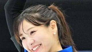 【カーリング】吉田知那美所属チーム準V　仲間に両脇、足元抱えられ…笑顔でガッツポーズ