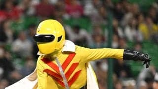【ソフトバンク】秘密戦隊ゴレンジャーの九州出身キレンジャーが始球式
