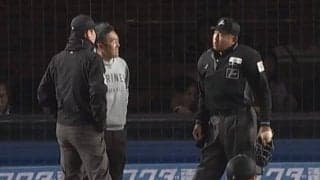 ロッテ戦でハプニング…折れたバットが球審直撃　10分中断も交代、予備審判登場