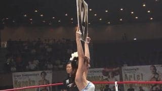 「何この運動神経」“9等身”ラウンドガール、リング上で180度開脚 驚異の身体能力に「いきなりスゴイ」ネット騒然 