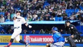 【NPB】「極めて重大な事案…」バット側頭部直撃の審判員、１軍デビュー戦で事故　緊急手術に
