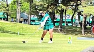 鈴木愛がニューウエアで大会コースレコードで単独首位