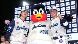 【ヤクルト】丸山和郁がつば九郎と笑顔で”小競り合い”　長岡秀樹に「もうちょっと…」愛のいじり