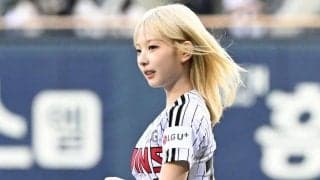へそチラリの“豪快スイング”「ほんと可愛い」　金髪美女に熱視線…ファン悶絶「天使」