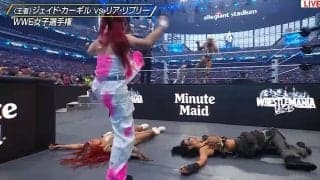 イヨ・スカイ、レッスルマニア“電撃参戦”でリアの窮地を救う！ 介入での数的不利に駆け付け華麗な“ムーンサルト”で敵二人を一蹴 王座獲得をお膳立て