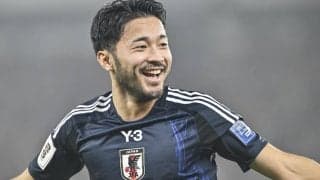 ｢ええやんええやん｣AZのオランダ杯決勝直後のロッカールームで日本人トリオの“優勝祝い肩組みショット”撮影！｢ゆきなりくん来てたのね！｣｢笑顔最高やね｣