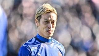 ｢ガチのリベリ？｣往年のスターが揃ったワールドレジェンドで背番号｢4｣を背負った本田圭佑！プレー映像にファン興奮！先制したのはバルセロナレジェンドのリバウド！