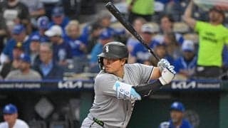 村上宗隆、第１打席は打球が三塁手のグラブに挟まる珍プレーで「内野安打」