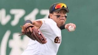 巨人・知念大成にアクシデント　好捕直後にフェンス激突→倒れ込み動けず、担架で運ばれる