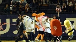 【巨人】ルーキー同士の熱投の最中に２年目のネタ同士も熱い戦い　出前すしレースはエビが初勝利