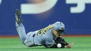 阪神・藤川監督がリクエスト失敗　左翼・福島がダイビングキャッチ試みるもボールがわずかにグラブからこぼれ落ちる　判定変わらず