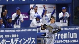 ＤｅＮＡ・京田がスーパープレー　八回２死満塁のピンチで頭上を越えそうな打球を背走→ジャンプして捕球　投手のレイノルズが両腕を広げて抱き寄せる