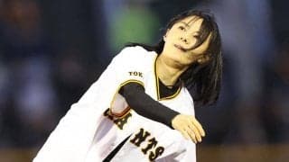 「57歳ってマジかよ」　色褪せぬ女性タレントに衝撃…豪快投球に喝采「時が止まってる」
