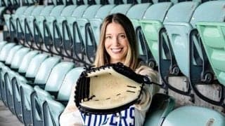 ドジャース　選手の奥さまを異例のモデル起用　球団イベントをＰＲ　スミス夫人はミット手に「みんなプロのモデルのよう」「美しい」反響の声続々