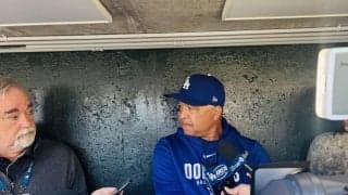 ドジャース・ロバーツ監督の試合前取材中に、思わぬハプニング　電話がかかってきた相手は…