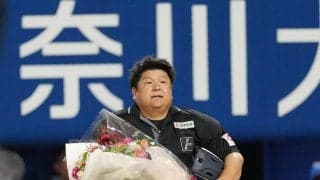 敷田直人審判員が2000試合出場達成　球場からの祝福に「卍ポーズ」で応える