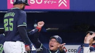 「こういう上司の下で働きたい」「いい監督になるんだろうな」サヨナラ負け直後にベンチを飛び出して選手を出迎えるヤクルト・池山監督の姿に称賛の声